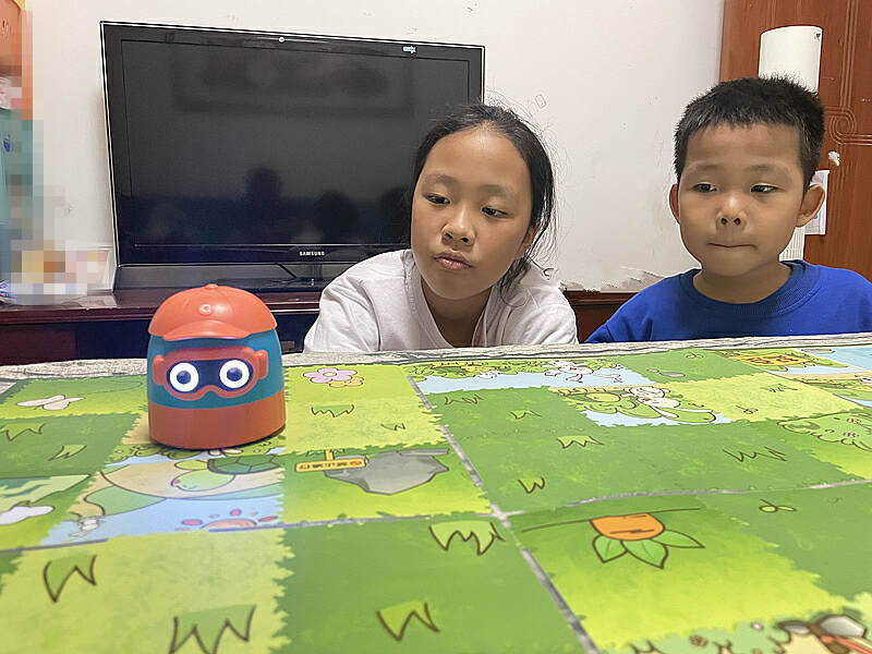 给孩子最好的礼物：趣学伴拼读编程机器人