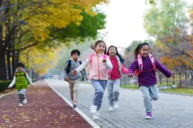 11岁女孩裤子沾满血，同学们嘲笑她，她的一个举动，差点毁了一生图片