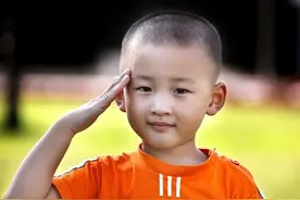 “敬礼娃娃”郎铮，汶川地震被救立志当兵，如今长成少年不忘初心图片
