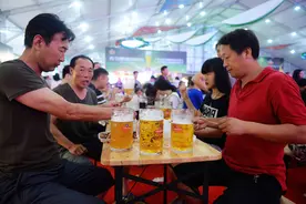 夏天喝啤酒，瓶装、桶装、罐装啤酒如何选？看看烧烤摊老板怎么说图片