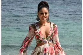 凡妮莎哈金斯一袭花朵拼接裙飘飘似花仙子，超高马尾笑容迷人图片