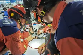 看着都痛！缝纫机扎穿女工食指......图片