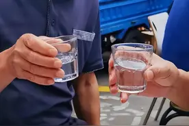 怪事！湖北人常喝的酒，没有茅台、白云边，而是这4款“廉价酒”图片