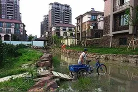 拒绝1000万赔偿款的苏州钉子户，因儿子贪得无厌，二老淌水出门图片