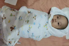 宝妈们注意啦，宝宝越爱玩手越聪明，有这表现的宝妈们偷着乐吧图片