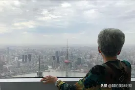 广东一男子带75岁妈妈出门过节，2人花了800元，网友们都泪奔了图片