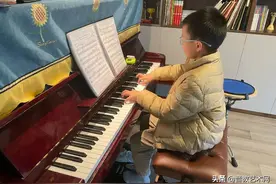 耳朵天花板！踢凳子能听出音高，这个8岁男孩简直是老天爷赏饭吃图片