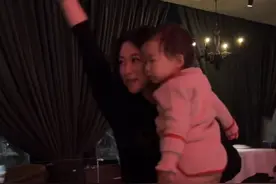 朱珠抱1岁女儿在餐厅跳舞，手舞足蹈兴致高，身姿曼妙风情万种图片