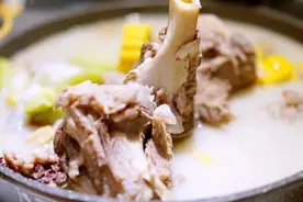 炖大骨头汤，牢记2放3不放的诀窍，汤色奶白像牛奶，味美甘甜好喝图片