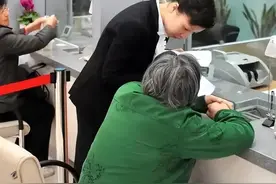 银行内部人员提醒：60岁以上的老人，存款时一定要牢记“5件”事图片
