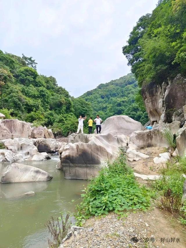 沿江硿下潭游记 // 黄学隆