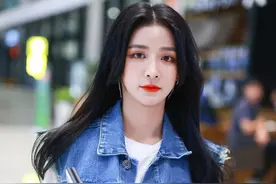 蔡卓宜虽然离过婚，但穿衣还真时髦，牛仔马甲配骑行裤真有个性图片