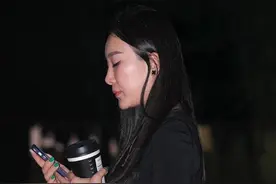 夏季的黑白配色穿搭：黑色圆领T恤搭配白色蛋糕裙，优雅又减龄图片