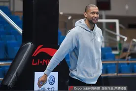 前首钢外援莫里斯享受退役生活，正在寻找教练岗位工作图片