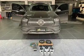 忙时赚钱，闲时听歌！奔驰GLE350e升级原厂柏林之声、A柱发光盖板图片