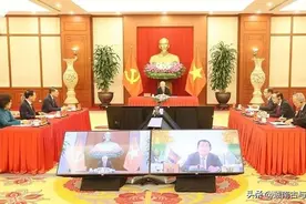 越南柬埔寨执政党负责人视频会面，强调传承越柬两国团结互助传统图片
