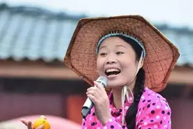 山东农民歌手自掏腰包120万，捐给河北灾区，是草帽姐不是大衣哥图片