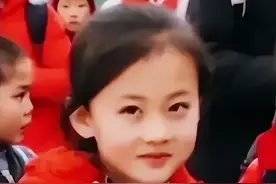 7岁女孩因一张笑脸走红，父母拒绝了百万的签约，两年后成这样图片