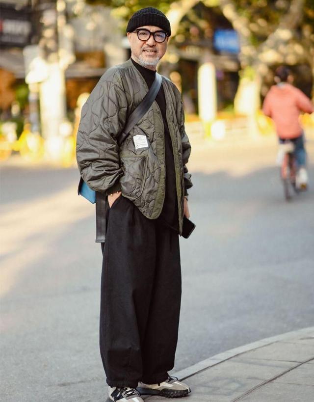 上海爷爷太敢穿了:"羽绒服 短裤",看着觉得冷,实际很时髦_时尚 - 中享