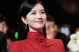 澳门这一夜，被笑不露齿的刘诗诗惊艳，从不穿暴露礼服却艳压群芳图片