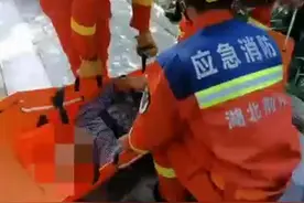 湖北荆州：八旬老人爬山摔伤，消防紧急救援！图片