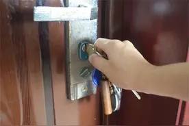 为什么要在防盗门内竖插一把钥匙？听装锁师傅一讲，发现很有道理图片