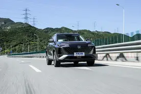 长安CS75 PLUS：12.49万起售！标配爱信8AT变速箱！这才叫性价比？图片