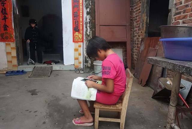 海南电台“女贪官”谷晓晶，真不是一般“好色”，给男下属递房卡