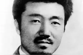 青海大群藏羚羊过马路，人们停车静等，是纪念索南达杰最好的画面图片
