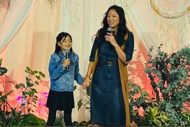 林子祥女儿回香港参加婚礼，携女儿上台献唱，至今未婚已有俩孩子图片