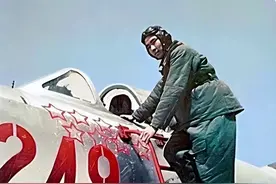 1971年飞行员怒扇空军局长两耳光，毛主席：连升3级，让他当司令图片
