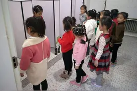 幼儿园老师：全职妈妈带大的娃和职场妈妈带大的娃，差距很明显图片