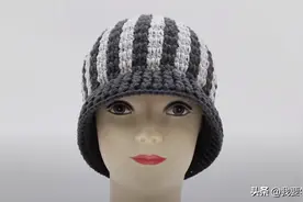 这款帽子简单易钩，搭配衣服大方又好看，一款双色竖条帽编织教程图片