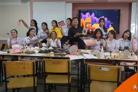 爱美之心人皆有 泰国中学男老师为学生开设化妆课图片
