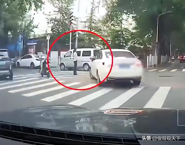 天津一女子過斑馬線被車撞倒 司機怒罵她後逃逸 後車仗義出手了 Wheretodownloadstandards