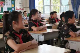 山东某小学生上课旁若无人，直接躺在地上睡觉，老师也拿他没办法图片