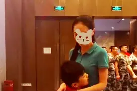 9岁男孩在会场抱起妈妈，妈妈抬腿配合，被指互动方式不合适图片