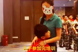 9岁男孩在会场抱起妈妈，妈妈抬腿配合，被指互动方式不合适图片