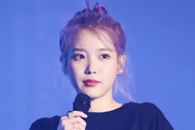 IU因长得丑被拒绝20次，如今成为韩国第一女solo，有人后悔了图片