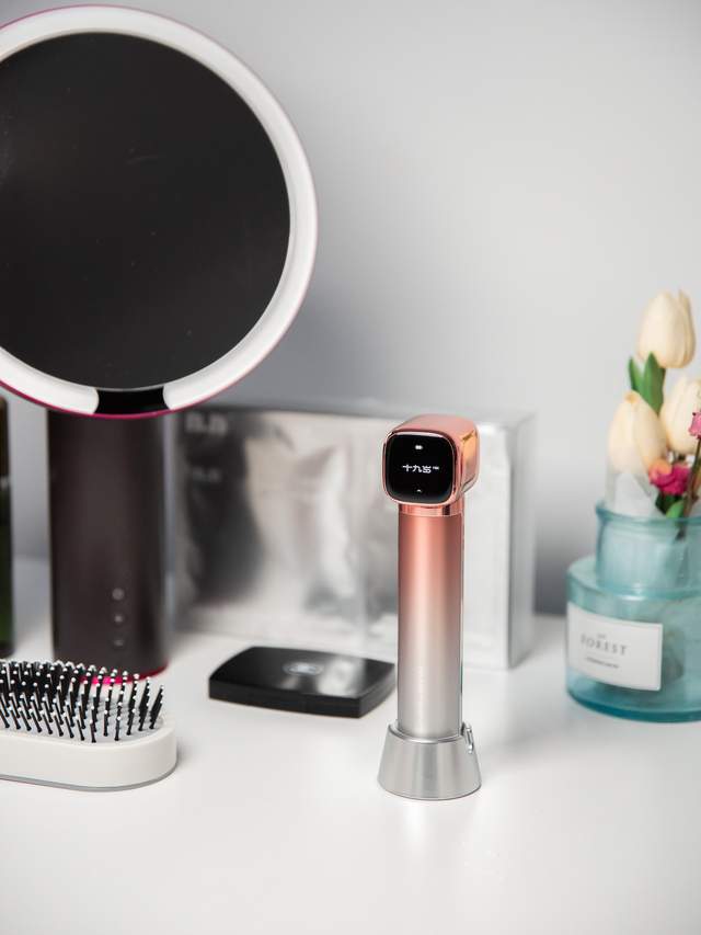 专为呵护面部肌肤设计，⼗九岁胶原锤射频美容仪让你重拾年轻弹性