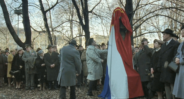 刚解封就冲上9.2！封闭管理20年，吃着狗罐头，搂着军官跳脱衣舞