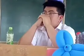河南要花的爱哭包老师火了，网友希望孩子也能遇到这样优秀的老师图片