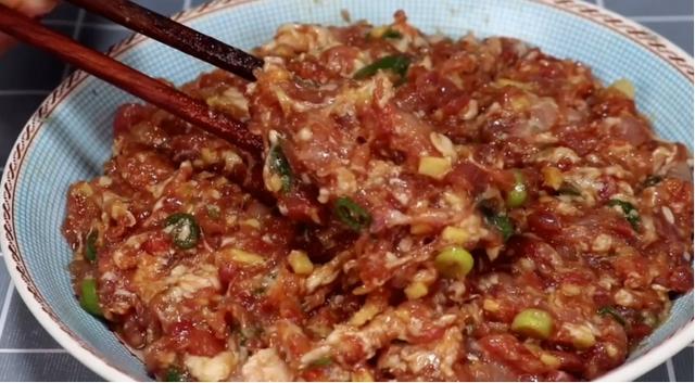 小吃店老板教我调肉馅秘方，她家馄饨天天排不上队，肉馅鲜嫩多汁