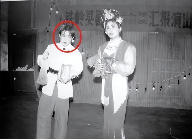 坎坷的小沈阳：与赵本山情同父子，走红后怎样对待结发妻？