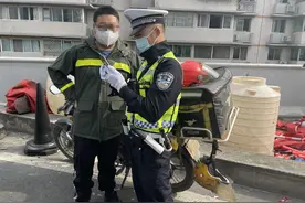 成都交警严查限行车辆 违反禁令标志驶入高架路图片