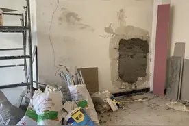 承重墙被砸出了个洞，钢筋都露出来了，事发济南一小区！业主不愿意了：我们的安全谁来保障图片