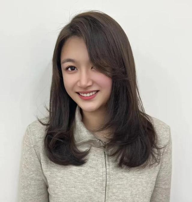 适合圆脸的发型2023最新款图片,"2023爆款免打理锁骨发"你的最美发型