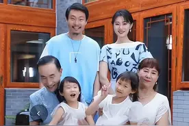65岁巩汉林晒全家福引起骂声，背景豪宅或过亿，儿子留须太不孝图片