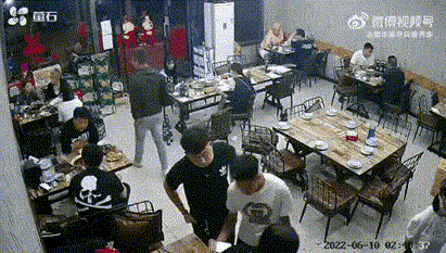 唐山烧烤店打人事件，旁观者为什么会袖手旁观？图片
