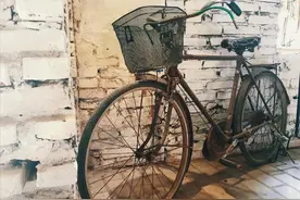 自行车破败被称“老坦克”，学骑时撞得“蛋痛”，搭载女生显拉风图片